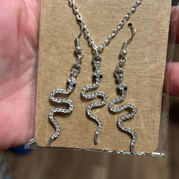 Handmade snake kit earring and necklace 18 inches - Picture 4 of 4